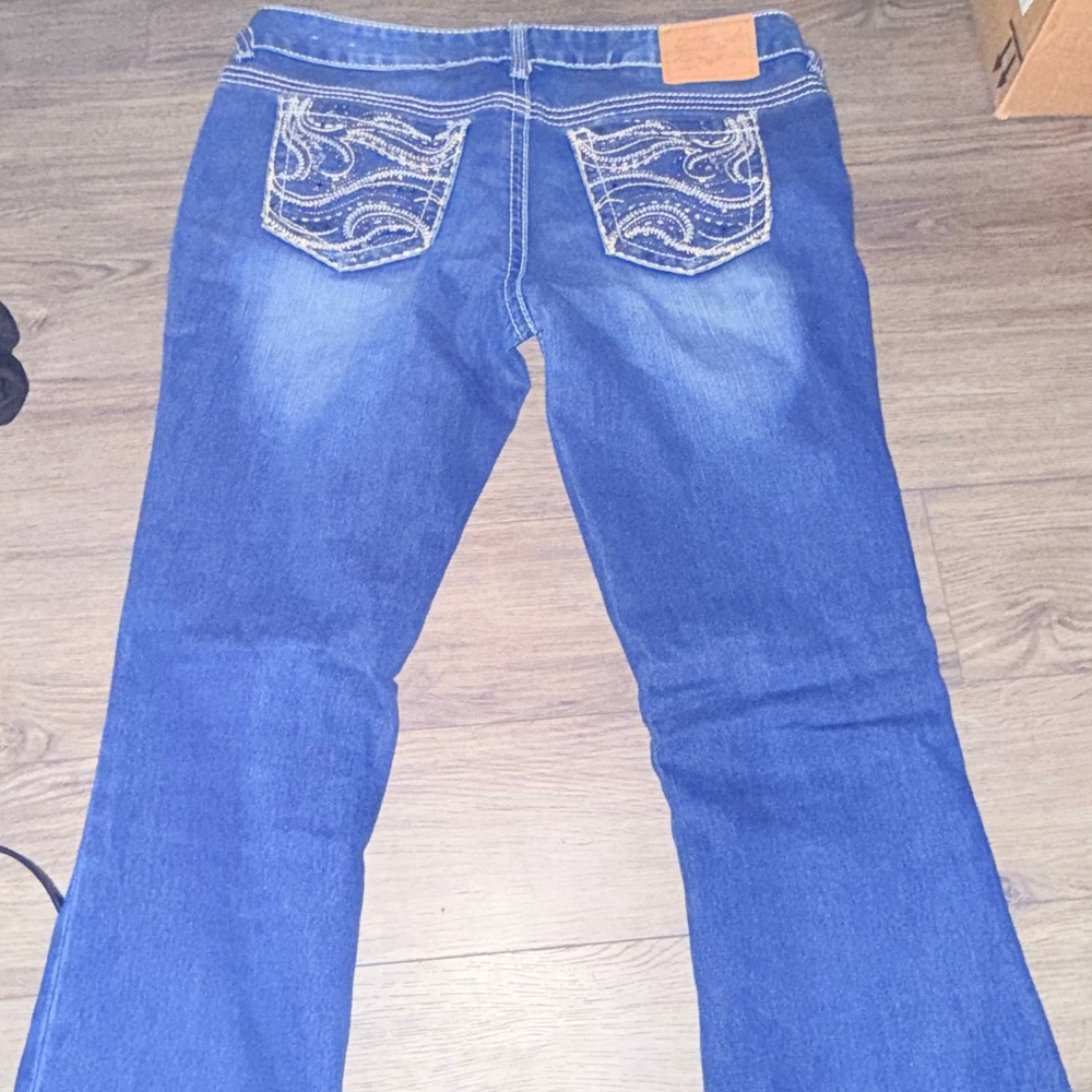 Elegant Blue Flare Jeans with Embroidered Pockets